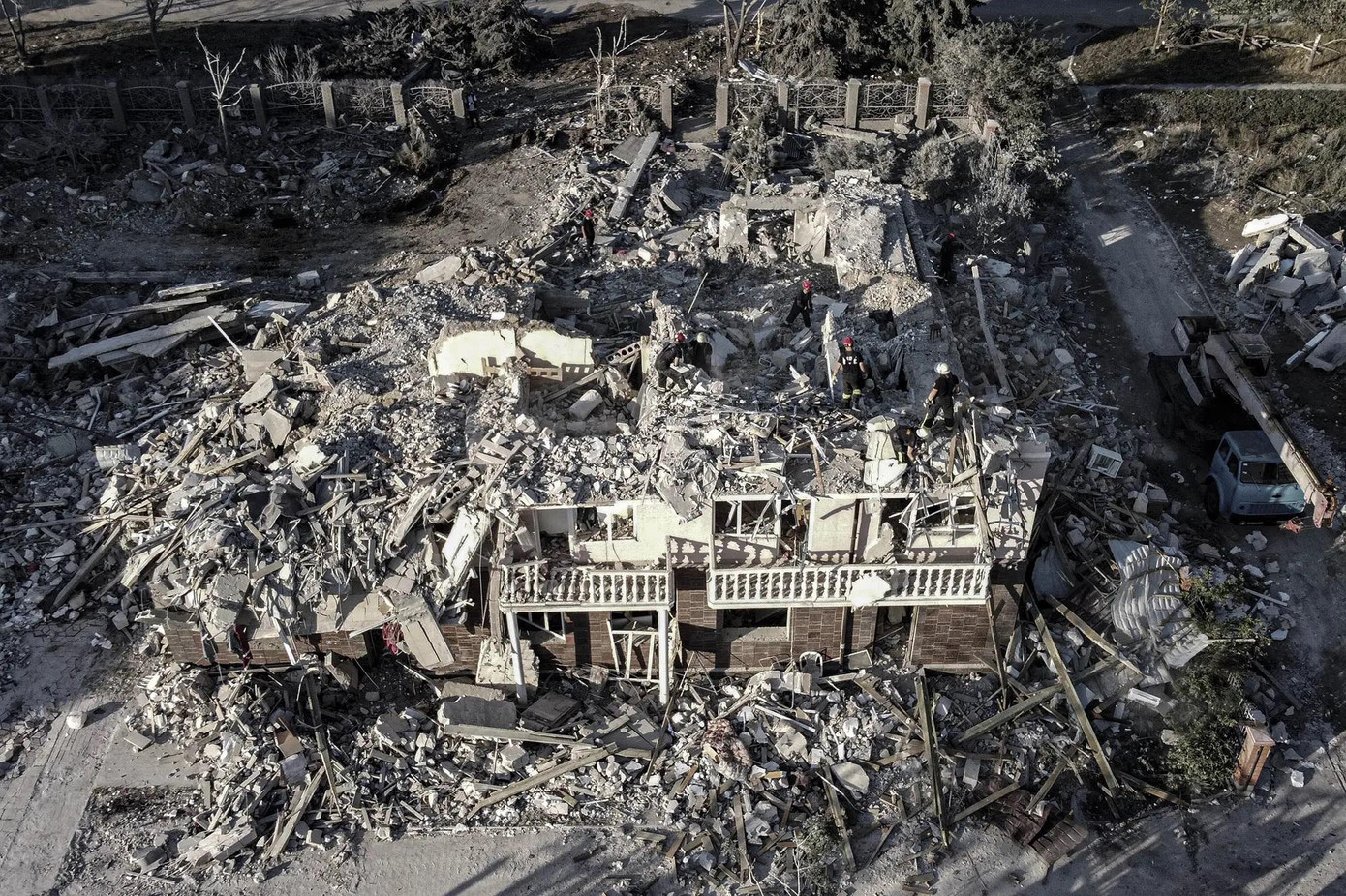 Cảnh tượng tan hoang ở thành phố Odessa sau khi bị tấn công bằng tên lửa ngày 1/7. Cảnh tượng tan hoang ở thành phố Odessa sau khi bị tấn công bằng tên lửa ngày 1/7.