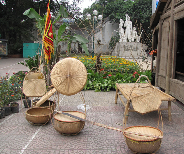 Nón thúng quai thao, quang gánh cũng đuợc trưng bày ...