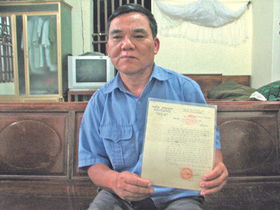 Anh hùng Lao động Hà Văn Dân và kỷ vật gắn với Tiền Phong. Ảnh: Hoàng Lam. Anh hùng Lao động Hà Văn Dân và kỷ vật gắn với Tiền Phong. Ảnh: Hoàng Lam