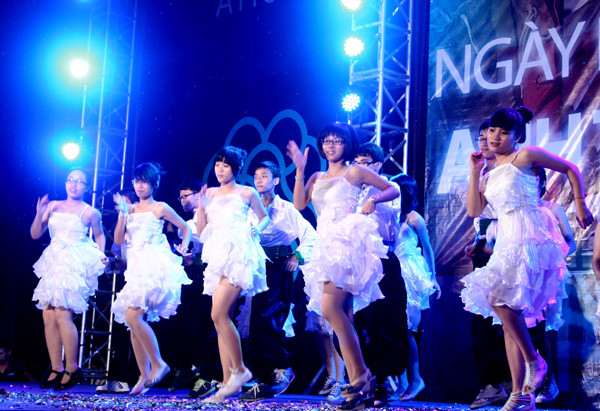 Các bạn khối Nga mang tới vũ điệu truyền thống của xứ sở Bạch Dương