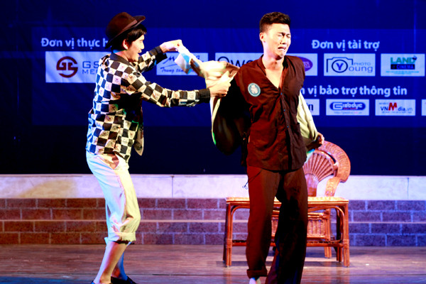 Để trả thù một nhà có con gái đòi hỏi quyền cao chức trọng, thầy tớ bày mưu để 