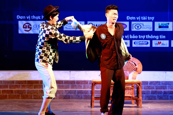 Để trả thù một nhà có con gái đòi hỏi quyền cao chức trọng, thầy tớ bày mưu để 