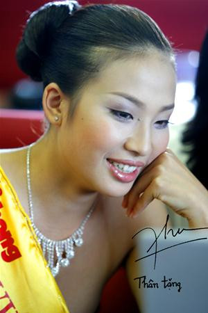 Á hậu 1 Phan Hoàng Minh Thư ký tặng các bạn đọc TPO