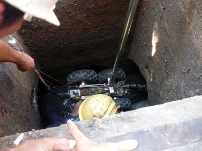 ...đã được thả xuống lòng cống. Ảnh: Bee.net. ...đã được thả xuống lòng cống. Ảnh: Bee.net