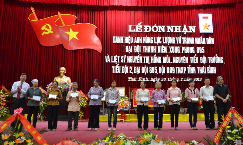 Ông Lê Khắc Hiệp – Phó Chủ tịch tập đoàn Vingroup, Chủ tịch quỹ Thiện tâm và nhà báo Xuân Ba trao quà cho các cựu thanh niên xung phong có hoàn cảnh khó khăn. Chủ tịch quỹ Thiện Tâm, nhà báo Xuân Ba