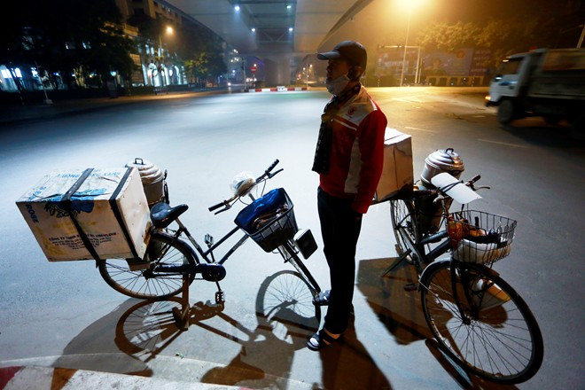 Mỗi tối anh Thức, quê Hưng Yên phải đạp xe lòng vòng khắp các con hẻm của Hà Nội để bán bánh bao. 