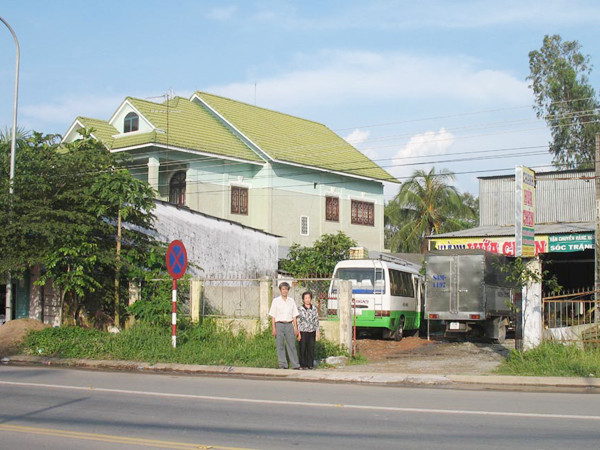 Vợ chồng ông Lâm Văn Tú trước khu đất bị ông Lèo chiếm một phần cất biệt thư