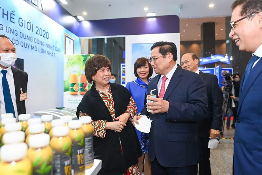 Thủ tướng Chính phủ Phạm Minh Chính ghé thăm gian hàng của TH true MILK