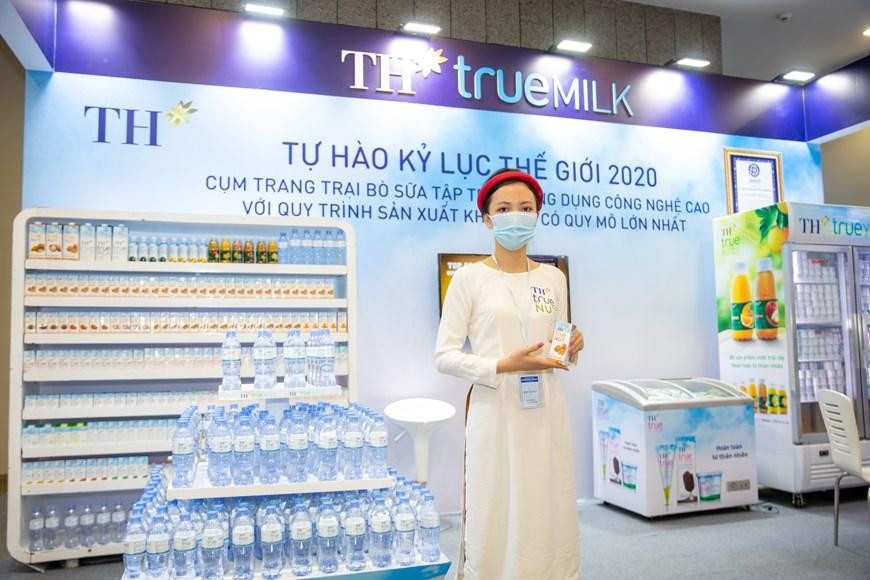 TH true MILK vinh dự được lựa chọn để phục vụ các đại biểu. Hơn 50 ngàn sản phẩm của TH true MILK được phục vụ các nhà ngoại giao trong khuôn khổ sự kiện từ ngày 10 - 18/12. (Ảnh: PV/Vietnam+)
