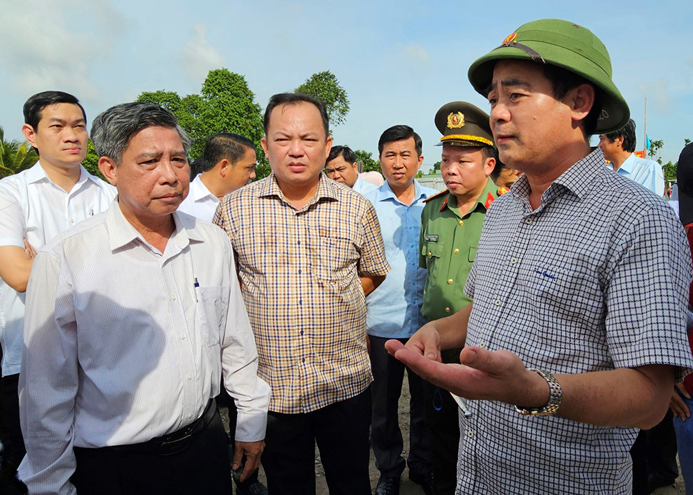 Bí thư Tỉnh ủy Hậu Giang - Nghiêm Xuân Thành (bên phải), và Chủ tịch UBND tỉnh Hậu Giang - Đồng Văn Thanh (bên trái) tại công trường cao tốc Châu Đốc - Cần Thơ - Sóc Trăng. Bí thư Tỉnh ủy Hậu Giang - Nghiêm Xuân Thành (bên phải), và Chủ tịch UBND tỉnh Hậu Giang - Đồng Văn Thanh (bên trái) tại công trường cao tốc Châu Đốc - Cần Thơ - Sóc Trăng.
