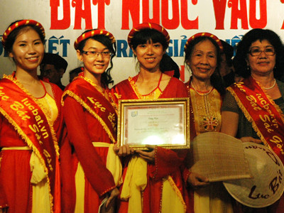 Các thành viên trẻ của CLB Thơ Lục Bát TPHCM