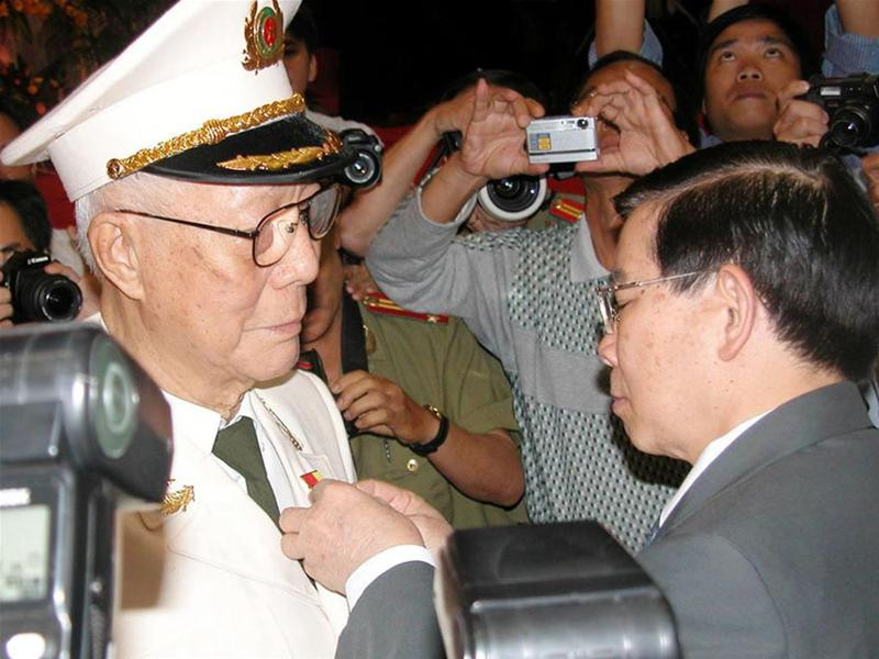 Đồng chí Nguyễn Minh Triết gắn Huân chương Sao Vàng cho Đại tướng Mai Chí Thọ