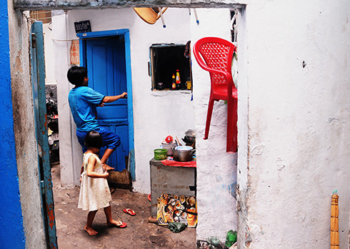 Không gian bếp dã chiến trước căn nhà nhỏ. 