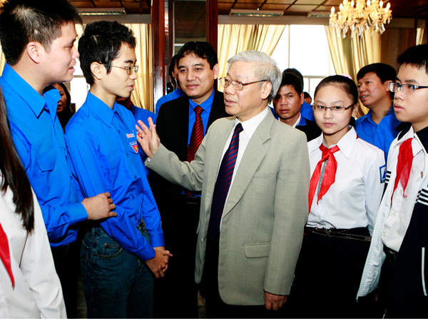 Tổng Bí thư Nguyễn Phú Trọng trò chuyện với em Nguyễn Trung Hiếu, Trường THPT chuyên Hà Nội Amsterdam tại buổi làm việc. Tổng Bí thư Nguyễn Phú Trọng trò chuyện với em Nguyễn Trung Hiếu Trường THPT chuyên Hà Nội Amsterdam tại buổi làm việc