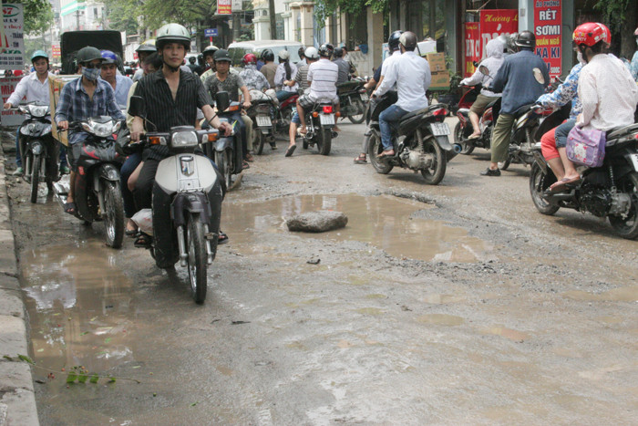 Thường xuyên xảy ra ùn ứ tại những đoạn đường xuống cấp