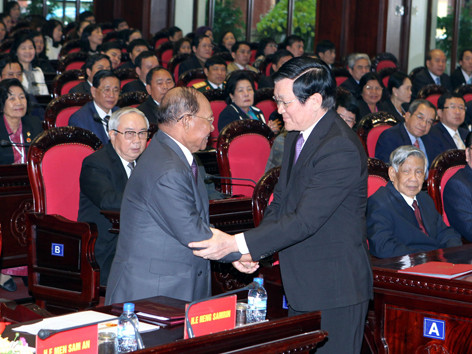 Chủ tịch nước Trương Tấn Sang và Chủ tịch Quốc hội Campuchia Heng Samrin tại lễ mít-tinh. Ảnh: TTXVN