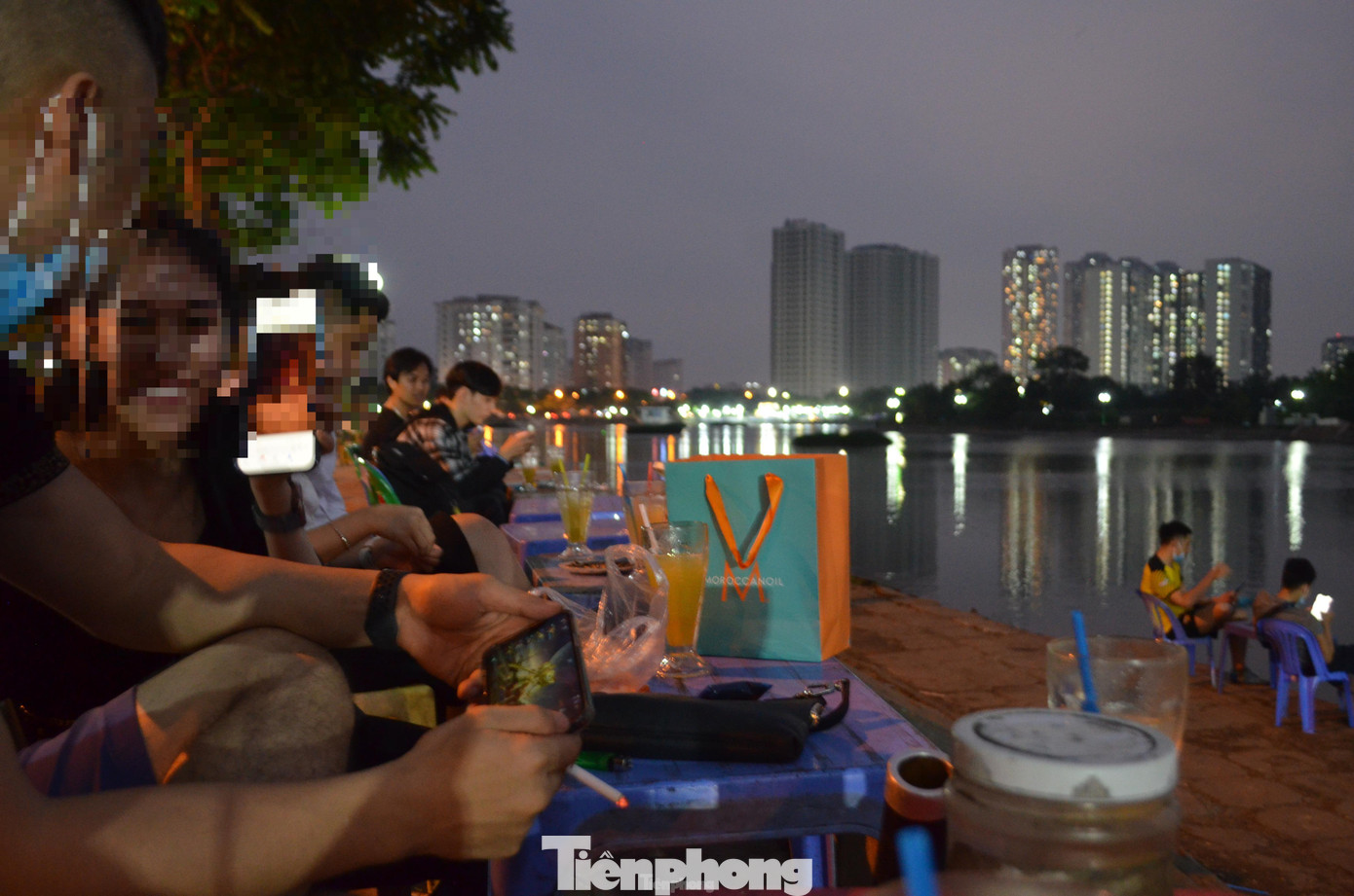 Tình trạng chiếm dụng vỉa hè, đường ven hồ làm mục đích kinh doanh không chỉ ảnh hưởng đến không gian sinh hoạt cộng đồng mà còn tiềm ẩn nguy cơ mất an ninh trật tự, ảnh hưởng môi trường. Hình ảnh ghi nhận tại hồ Định Công.