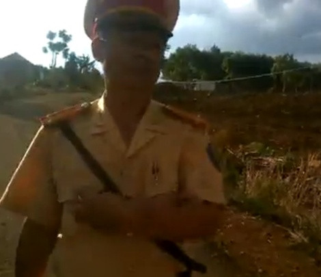  Một chiến sĩ CSGT khác lấy biển tên ra các đối tượng mới chịu hợp tác