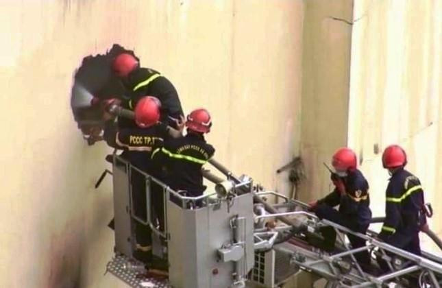 Lực lượng phòng cháy đục tường để đưa các nạn nhân ra ngoài Lực lượng phòng cháy đục tường để đưa các nạn nhân ra ngoài