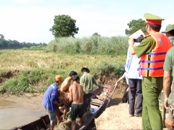 Lực lượng tìm kiếm đưa thi thể nạn nhân lên bờ