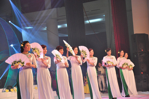 Các thí sinh tham dự đêm chung kết cuộc thi 'Người đẹp xứ Trà'