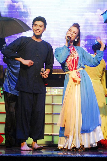 Đông Nhi duyên dáng với áo tứ thân trên sân khấu