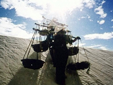 Phim tài liệu “Sự nhọc nhằn của cát”- một trong những căn cứ để đạo diễn Nguyễn Thước xin xét giải, gây bức xúc của các nữ biên kịch