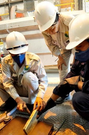 Vệ sinh thỏi vàng sau khi đúc