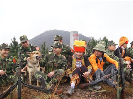 Phút nghỉ ngơi trên đường tuần tra của chiến sỹ biên phòng và dân quân. Ảnh: Nguyễn Minh (ảnh chỉ mang tính minh hoạ)