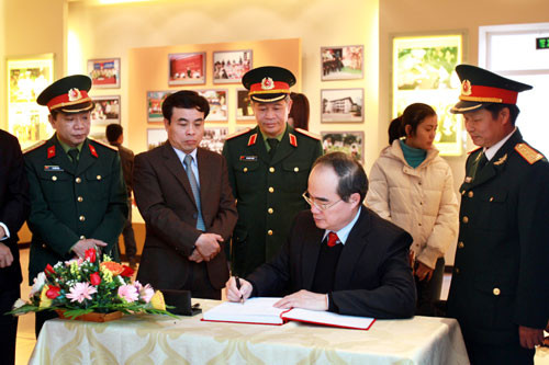 Phó Thủ tướng ghi lưu bút tại Bảo tàng Chiến thắng B-52. Phó Thủ tướng ghi lưu bút tại Bảo tàng Chiến thắng B-52