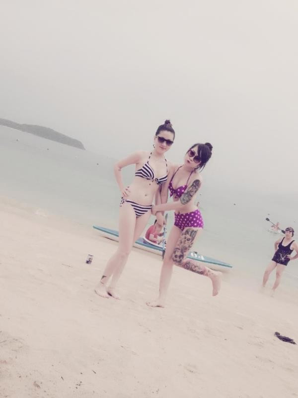 Tạo dáng xì tin bên bạn đồng hành 