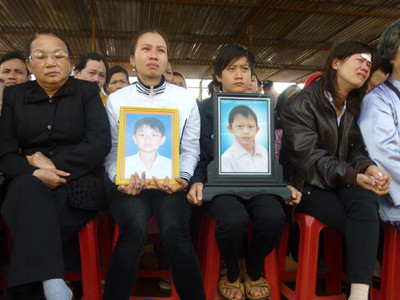 Gia đình hai nạn nhân đau đớn trước di ảnh của con trai