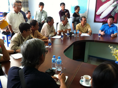 Ông Trí (bìa phải) với các chủ nợ của Sohafood sáng 9/11/2013. ảnh: SÁU NGHỆ. Ông Trí (bìa phải) với các chủ nợ của Sohafood sáng 9/11/2013. ảnh: SÁU NGHỆ