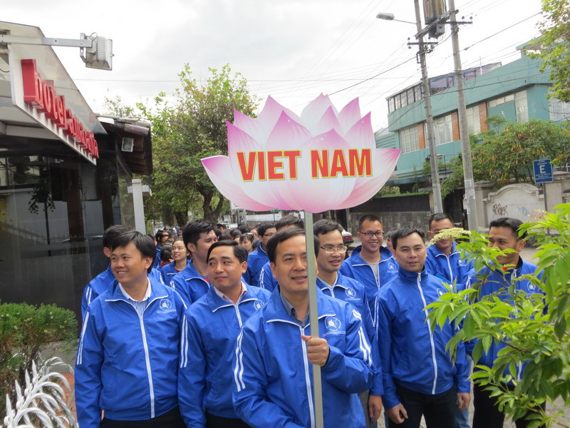 Toàn đoàn tập trung bên ngoài khách sạn Amaranta, nơi đặt bản doanh để chuẩn bị tập diễu hành trong lễ khai mạc