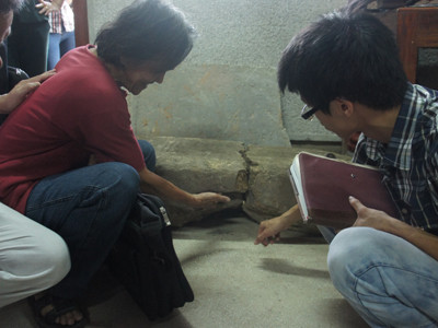 “Cột đá thề” đã được di dời thực chất là một trong những cột đá có lỗ gắn kiểu “vì kèo” thuộc một miếu đá được tìm thấy ở Đền Hùng từ thập kỷ 1960 . “Cột đá thề” đã được di dời thực chất là một trong những cột đá có lỗ gắn kiểu “vì kèo” thuộc một miếu đá được tìm thấy ở Đền Hùng từ thập kỷ 1960