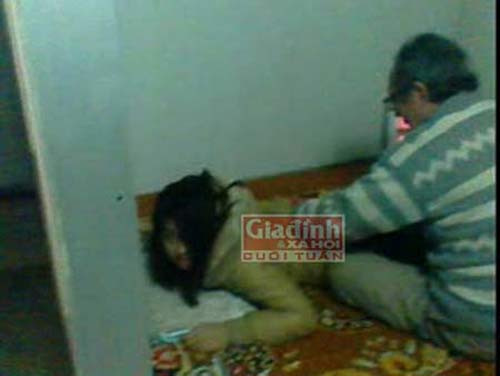 Ông Huấn đang chữa cho một bệnh nhân (Ảnh M.H)