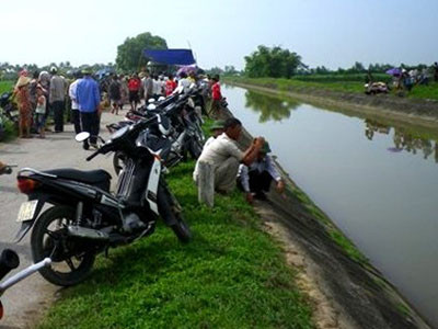 Đoạn sông phát hiện xác chị Oanh. Ảnh: Lê Hoàng