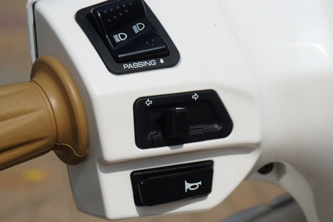 Tay lái bên trái có nút nháy đèn passing