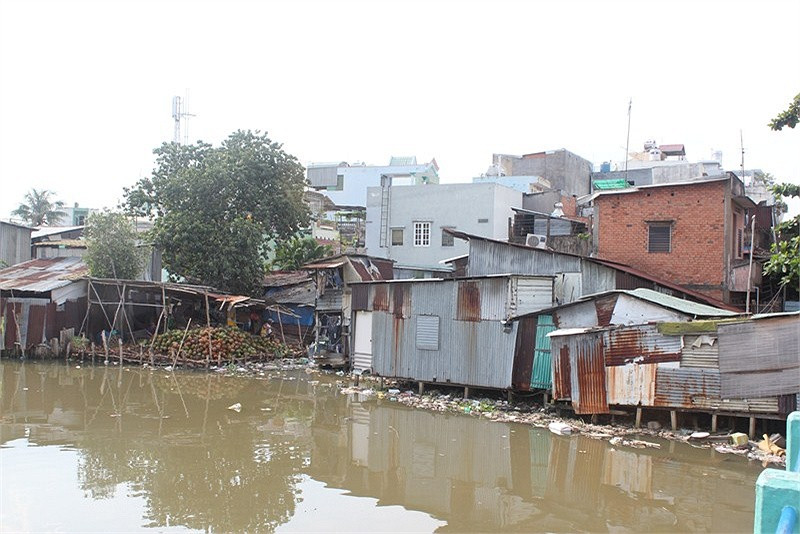 Rác rưởi bủa vây nhà 'ổ chuột'