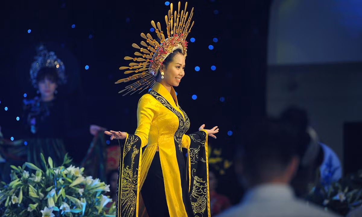 'Mê muội' thiết kế áo dài đêm cảm xúc tháng 4 ảnh 1