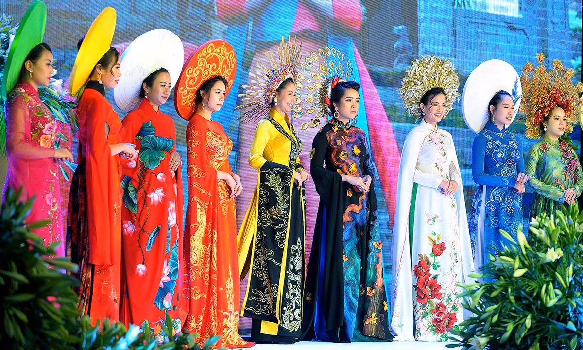 'Mê muội' thiết kế áo dài đêm cảm xúc tháng 4 ảnh 7