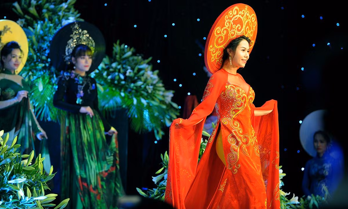 'Mê muội' thiết kế áo dài đêm cảm xúc tháng 4 ảnh 5