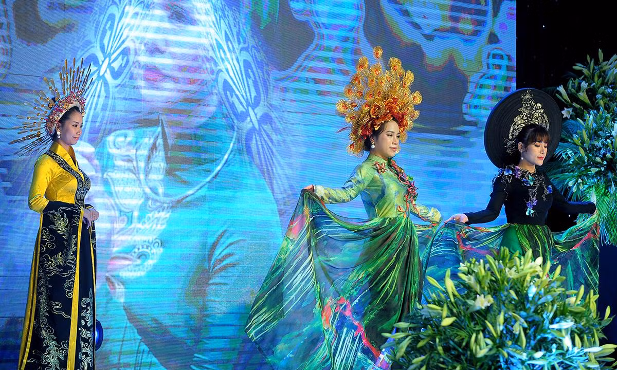 'Mê muội' thiết kế áo dài đêm cảm xúc tháng 4 ảnh 3