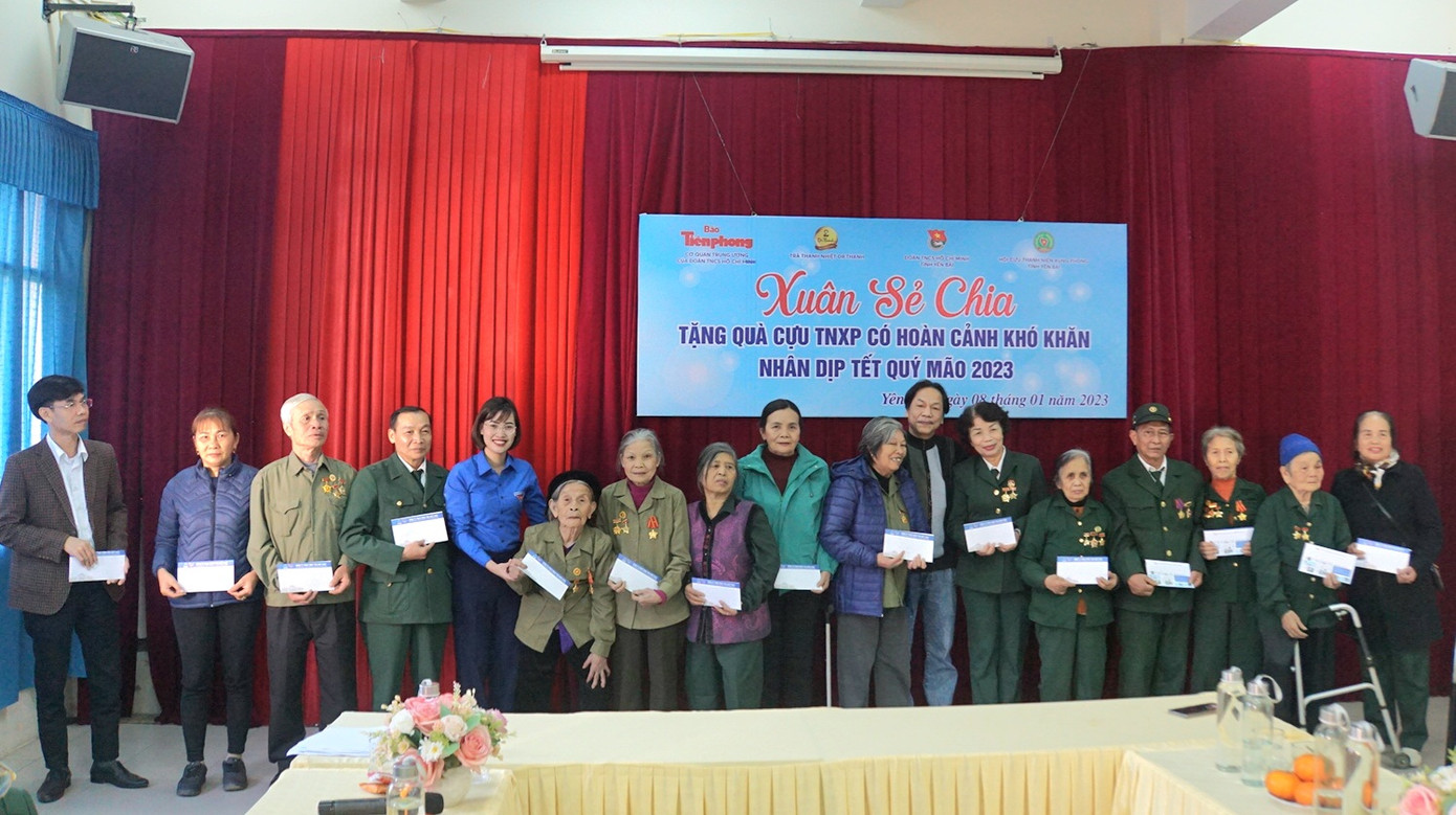 Chiều 8/1, đoàn tiếp tục phối hợp cùng Tỉnh Đoàn Yên Bái, Hội Cựu TNXP Yên Bái trao 30 suất quà do Tập đoàn Tân Hiệp Phát tài trợ cho các cựu TNXP khó khăn của tỉnh.