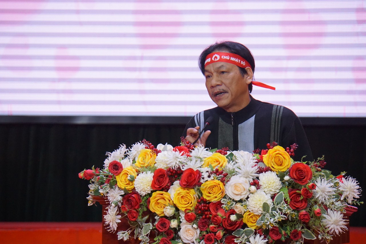 Nhà báo Lê Minh Toản, Phó Tổng biên tập Báo Tiền Phong cảm ơn Hội Chữ thập Đỏ, Tỉnh Đoàn Phú Thọ và Đại học Hùng Vương đã tổ chức Chủ nhật Đỏ quy mô, bài bản. &quot;Đặc biệt, cảm ơn các sinh viên, tình nguyện viên đã hiến giọt máu quý giá, linh thiêng của mình. Giọt máu các bạn cho đi còn biểu trưng cho sự đoàn kết vì đã được hòa vào dòng máu của đồng bào khắp cả nước&quot;- nhà báo Lê Minh Toản nói.