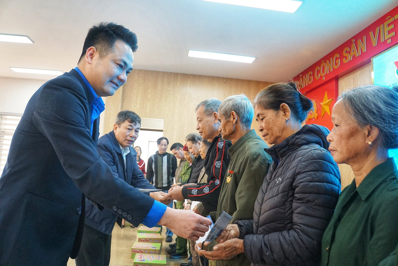 Trong ảnh, anh Nguyễn Văn Kỳ, Phó Bí thư Tỉnh Đoàn Phú Thọ và ông Hoàng Hữu Nghị, Chủ tịch Hội Cựu TNXP tỉnh Phú Thọ trao quà cho các cựu TNXP.