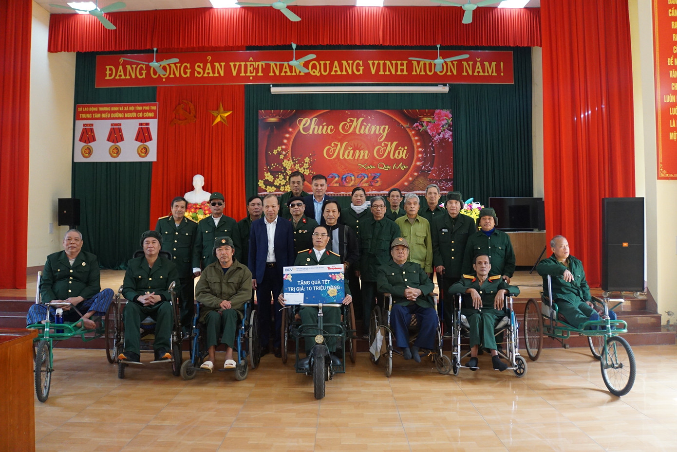 Cũng trong sáng 8/1, đoàn công tác của báo Tiền Phong do ông Lê Minh Toản, Phó Tổng Biên tập báo Tiền Phong dẫn đầu đã phối hợp với Chi nhánh Ngân hàng BIDV tại Phú Thọ, do ông Lê Văn Minh, Phó Giám đốc Chi nhánh dẫn đầu đã thăm, chúc tết các thương binh nặng đang được nuôi dưỡng tại Trung tâm Điều dưỡng người có công tỉnh Phú Thọ.