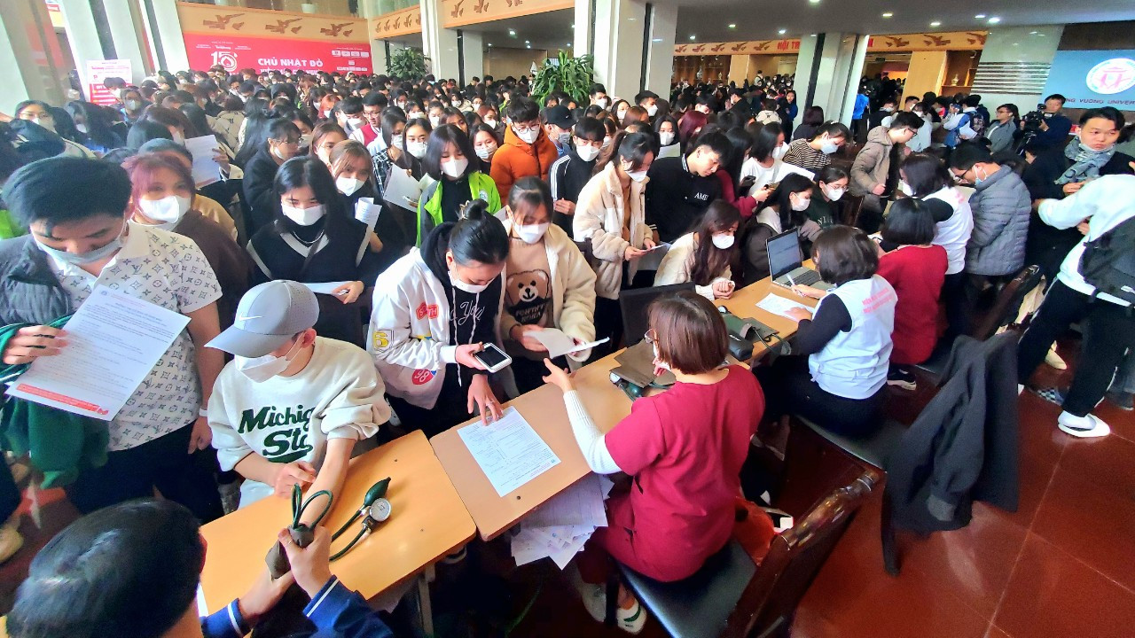 Phía ngoài hội trường, các sinh viên, tình nguyện viên vẫn tập trung đến hiến máu; đông hơn nhưng rất trật tự.