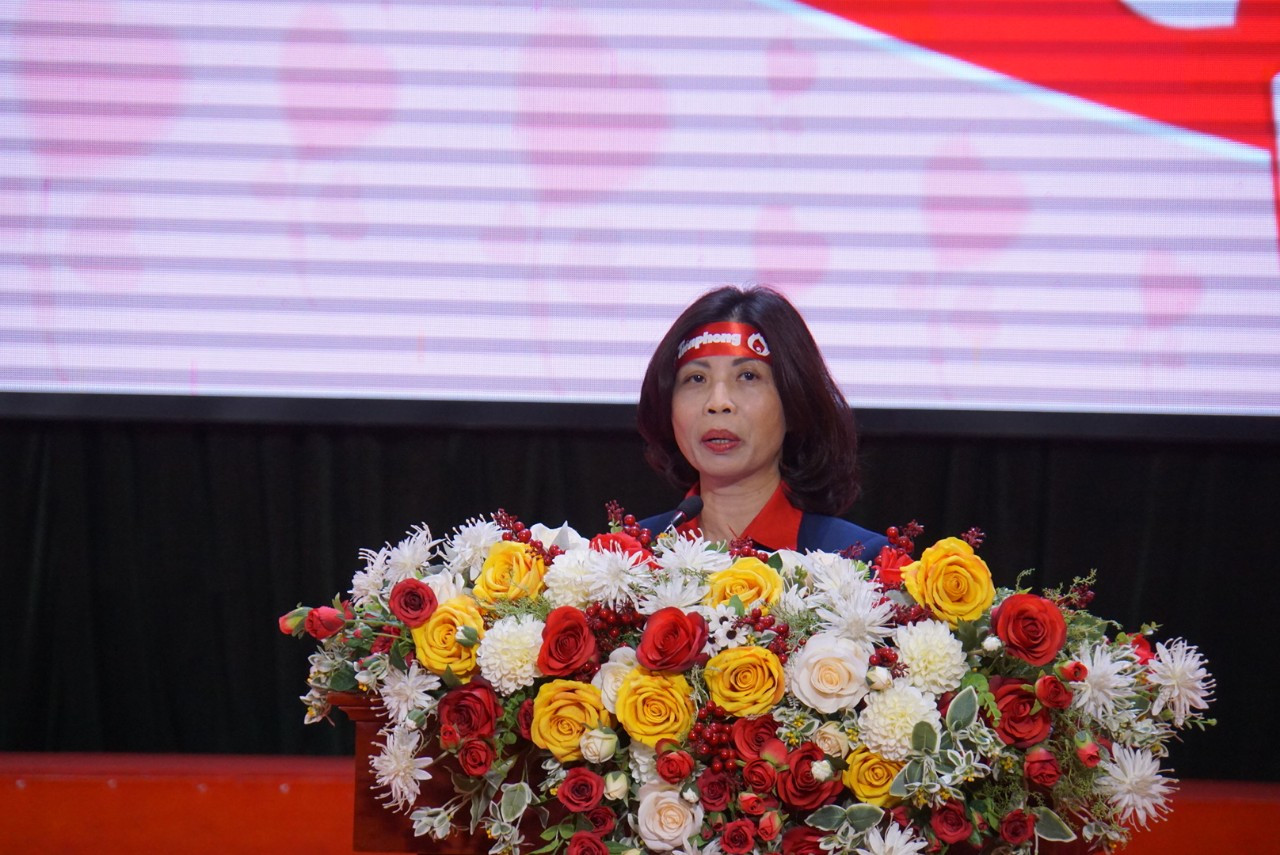 PGS. TS Phan Thị Tình, Phó Hiệu trưởng Đại học Hùng Vương cũng đánh giá: &quot;Chủ nhật Đỏ đã thổi bùng ngọn lửa tình nguyện, ngọn lửa yêu thương trong sinh viên. Nhà trường cam kết sẽ tổ chức Chủ nhật Đỏ tốt hơn nữa trong những năm tới&quot;.