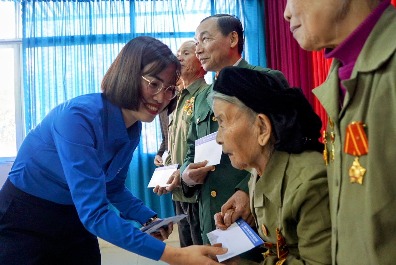 Trong ảnh là chị Dương Thị Vui, Phó Bí thư Tỉnh Đoàn Yên Bái thay mặt Tập đoàn Tân Hiệp Phát trao tặng quà cho các bác cựu TNXP.
